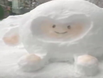 车主在车上堆雪人 女子拍照后踢坏引众怒！