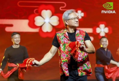 英伟达CEO黄仁勋来中国参加年会：穿红色大花马甲 扭东北秧歌！