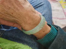 奶奶将孙女送的塑料手镯戴了12年：孙女每次看到心里都暖暖的！