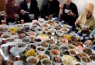 大户人家！云南一家吃年夜饭桌上摆182碗菜：43人同桌吃！