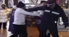 女子大唐不夜城景区卖发簪被拦后打骂保安 当地网友发声！