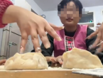 姐妹俩除夕包饺子 妈妈看到美甲直接无语！