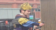 西安丢刀侍卫换新刀了 网友:有刀了还这么呆萌！