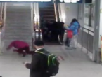 地铁小姐姐连摔两跤滑跪按急停按钮 当事人回应：动作都是出于本能！