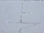 受“上岸心愿路线”启发 一女生3小时在雪地踩出上岸祝福！