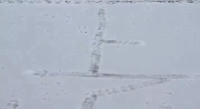 受“上岸心愿路线”启发 一女生3小时在雪地踩出上岸祝福！